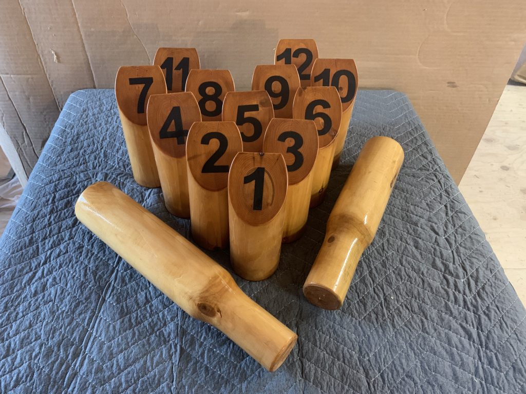 Mölkky pieces.